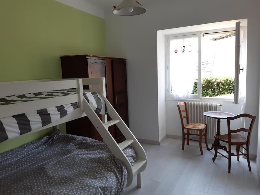 Logement Calme Et Authentique A إيسبيليت المظهر الخارجي الصورة